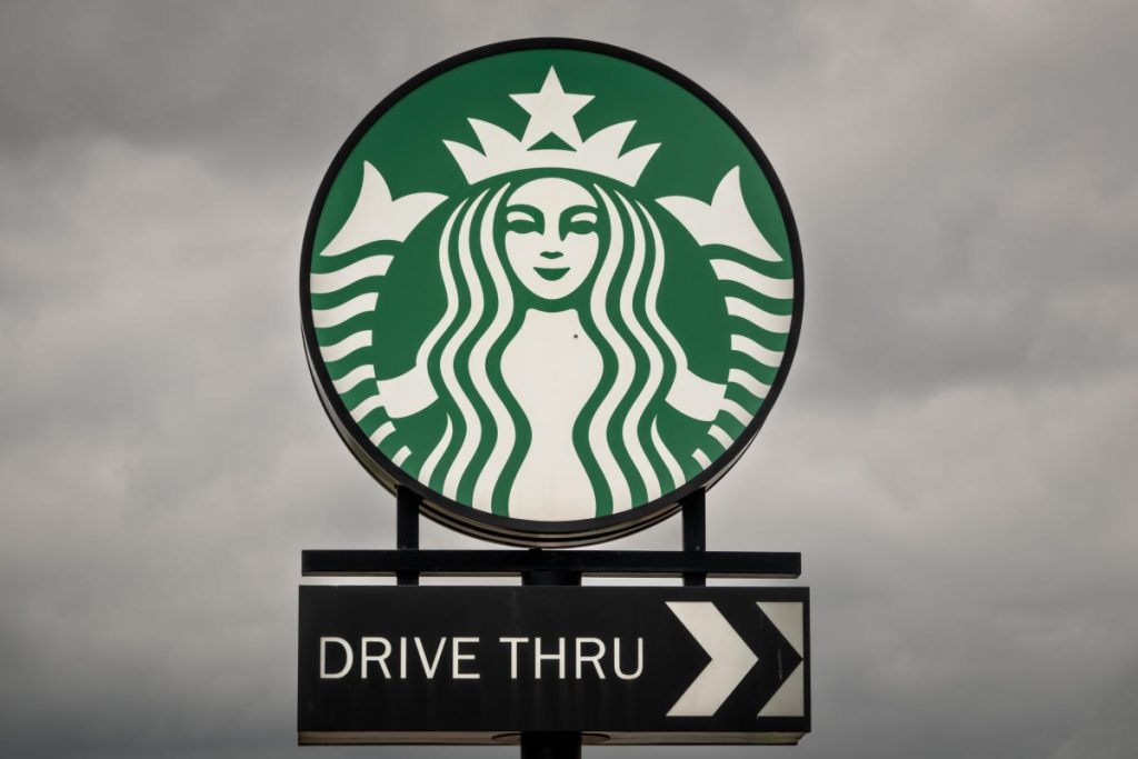 Starbucks está revisando sus previsiones para 2024, después de incumplir gravemente las estimaciones de ganancias del segundo trimestre